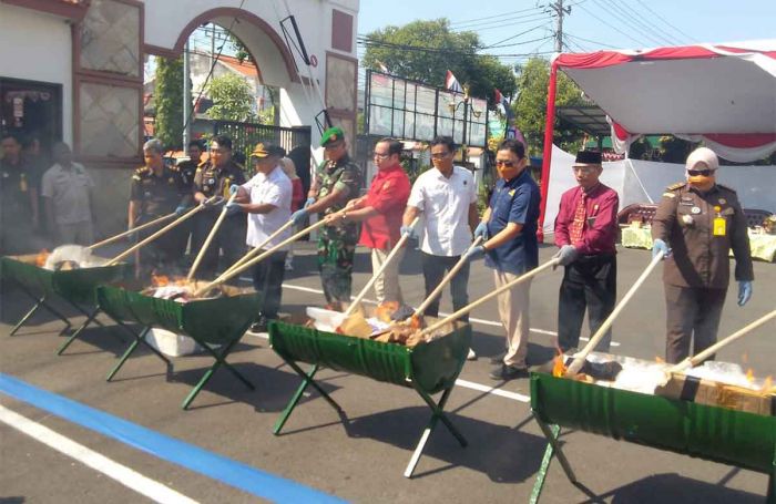 Kejari Sidoarjo Musnahkan Ratusan Ribu Barang Bukti