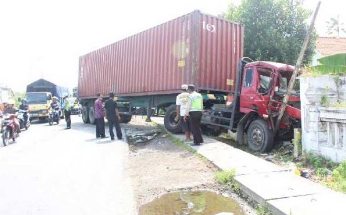 Kecelakaan di Raya Porong, Truk Kontainer Hantam Rumah 