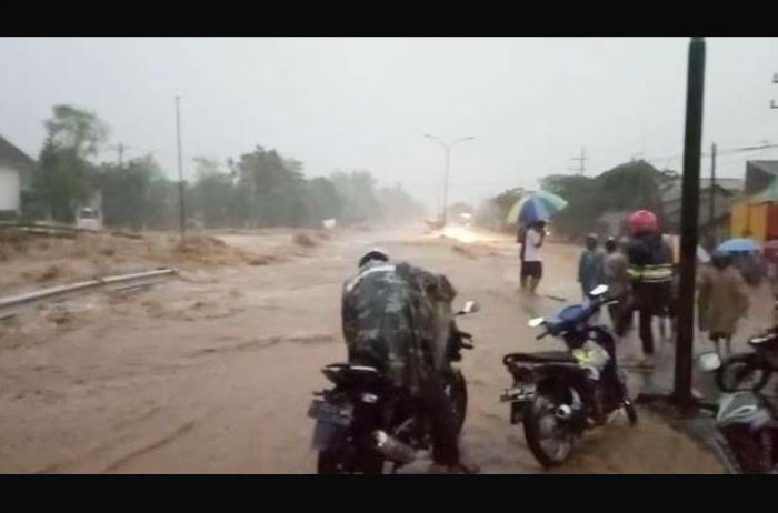 Banjir Bandang Bercampur Lumpur Terjang Purwodadi, Jalur Malang-Surabaya Lumpuh