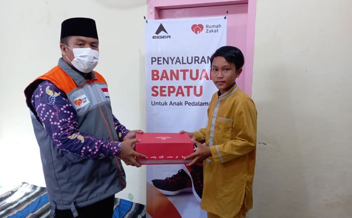 PT Eigerindo Salurkan Bantuan Sepatu untuk Anak Yatim dan Penghafal Qur