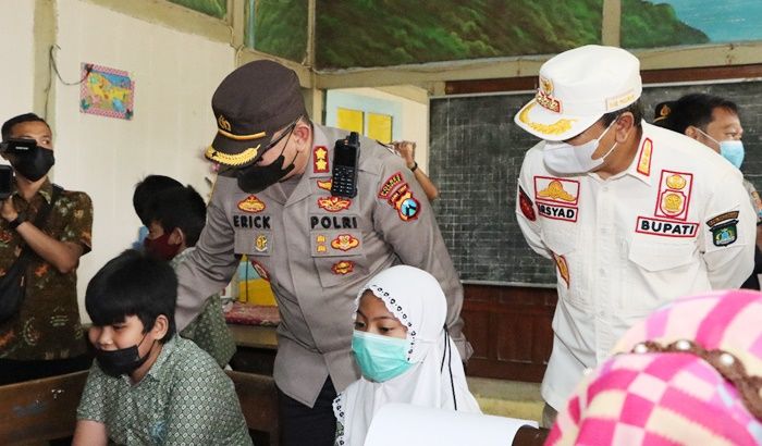 Kapolres Pasuruan Dampingi Bupati Tinjau Vaksinsi Anak 6-11 Tahun di SDN 1 Purwosari