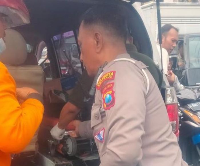 Penumpang Motor Tewas Usai Terlindas Truk yang Akan Menyalip di Simpang Lima Krian