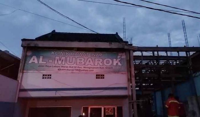 Klinik Rawat Inap Almubarok di Wringinanom Gresik Terbakar