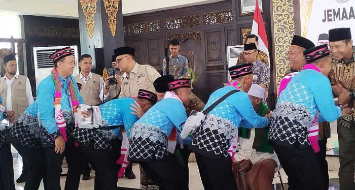 Lepas Keberangkatan Kloter 62-63 di Jombang, Menhaj Gus Irfan Tegaskan Penertiban Haji Nonprosedural