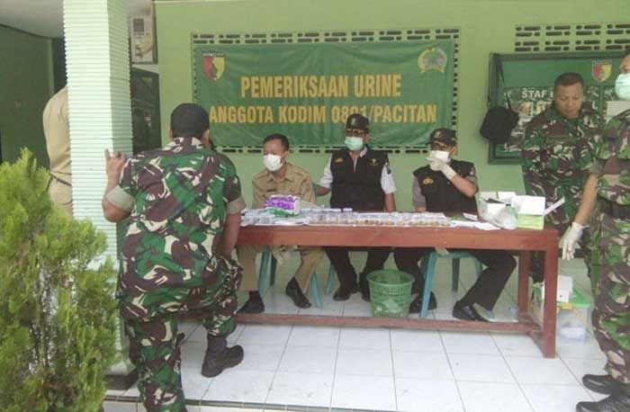 Puluhan Anggota Kodim 0801 Pacitan Jalani Tes Urine