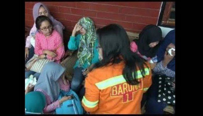 Kebakaran Rumah Kost di Wisma Permai Selatan Surabaya, Mahasiswa Menangis Kebakaran Rumah Kost di Wisma Permai Selatan Surabaya, Mahasiswa Menangis
