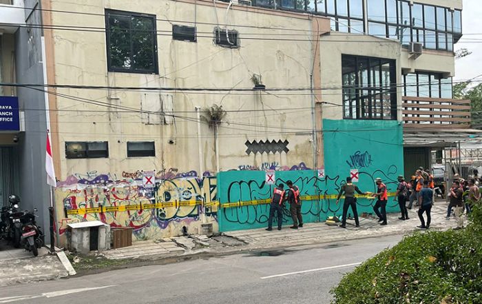 Memakan Badan Jalan, Satpol PP Kota Surabaya Segel Bangunan di Ngagel Jaya