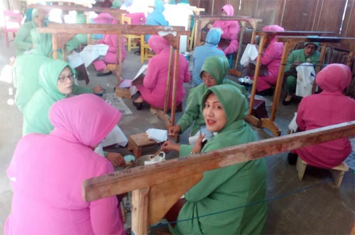Meriahkan Hari Batik, Ibu-ibu Persit KCK Kodim 0801 dan Bhayangkari Polres Pacitan Belajar Membatik