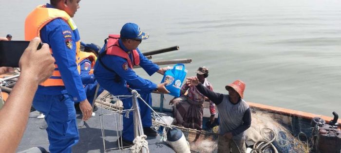 HUT Polairud ke-75, Polres Bangkalan Serahkan Bantuan Pelampung dan Beri Edukasi ke Nelayan