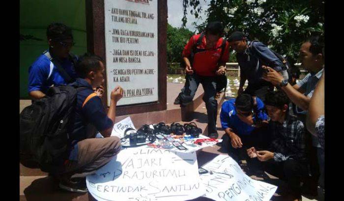 Kutuk Penganiayaan Wartawan oleh Oknum TNI di Madiun, Wartawan Tuban Nyekar di Makam Pahlawan