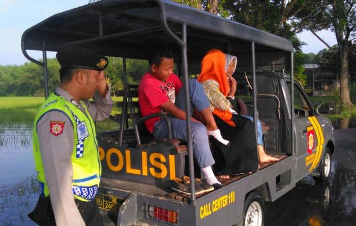 Akses Tergenang Banjir, Siswa di Rengel ke Sekolah Naik Mobil Patroli