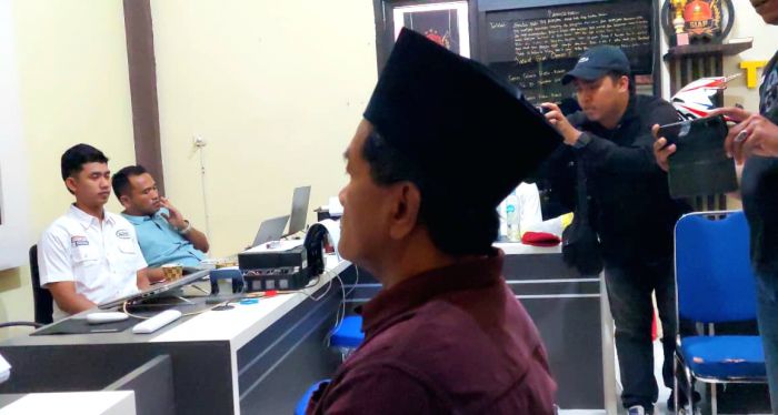 Diantar Istri dan Anak, Salah Satu Pembacok Pegawai SPBU Serahkan Diri ke Polres Sampang Diantar Istri dan Anak, Salah Satu Pembacok Pegawai SPBU Serahkan Diri ke Polres Sampang