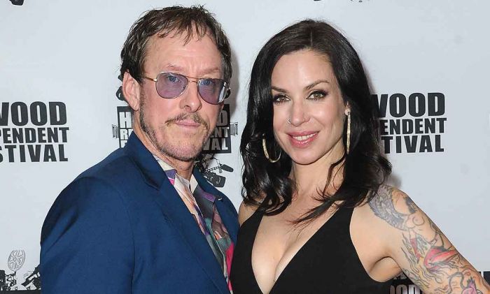 Istri Scott Shriner Weezer Ditembak Polisi saat Pengejaran Tersangka Tabrak Lari Istri Scott Shriner Weezer Ditembak Polisi saat Pengejaran Tersangka Tabrak Lari
