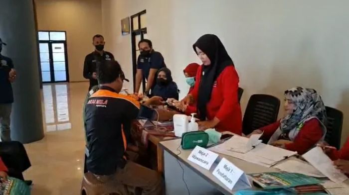 Jelang Perjalanan, Dinkes Sumenep Cek Kesehatan Sopir Bus di Terminal Arya Wiraraja