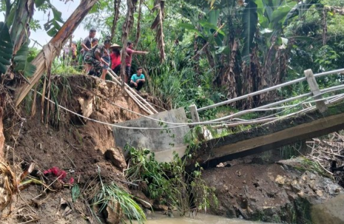 Jembatan di Desa Talunrejo Lamongan Ambruk Akibat Hujan Deras, Akses Warga Terputus