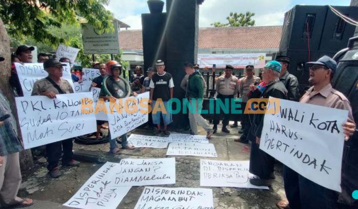 Puluhan Pedagang Pasar Loak Kaliombo Demo Kantor Disperdagin Kota Kediri, Tuntut Hal ini