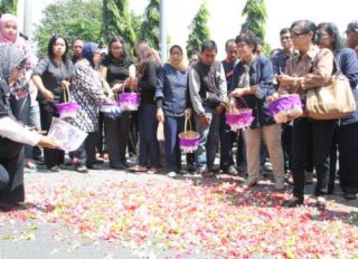 Kolega Almarhum Rukin Firda Doa Bersama di Lokasi Kecelakaan