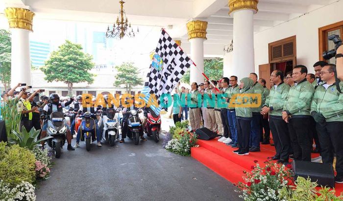 Selain Ikut Konvoi Motor Listrik, Gubernur Khofifah Resmikan PLTS Atap di 20 Titik se-Jawa Timur