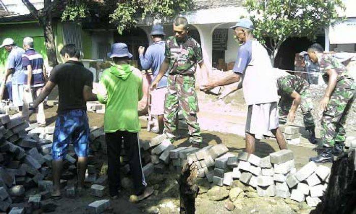 Warga-Babinsa di Ngawi Serentak Perbaiki Jalan Rusak