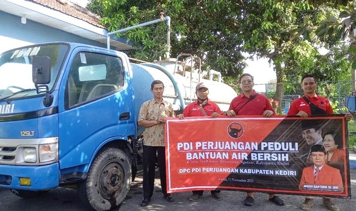 Pipa Air Ambrol Kena Longsor, PDIP Kediri Kirim Bantuan Air Bersih ke Warga Lereng Kelud