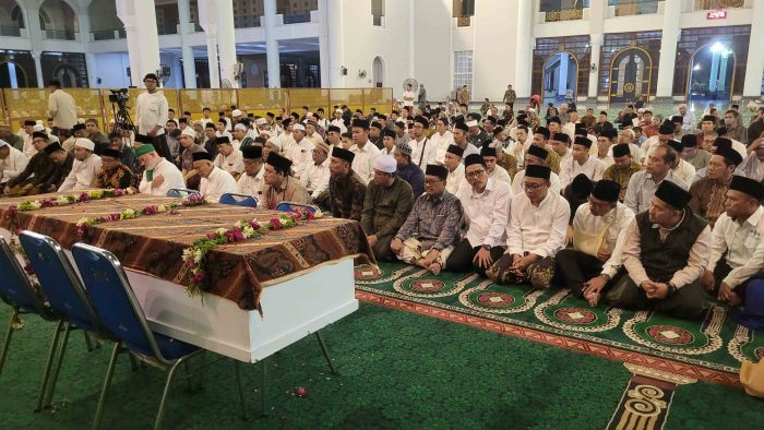 Dihadiri Khofifah dan Diimami Syaikh Fadhil, Jenazah Prof Ridlwan Nasir Dishalati Ribuan Jemaah