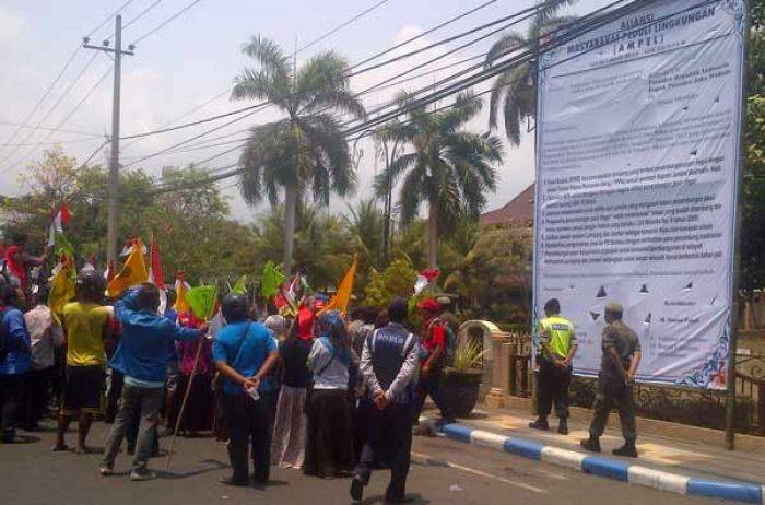 Peringatan Hari Pahlawan, Puluhan Aktivis di Lumajang Surati Presiden dengan Baliho