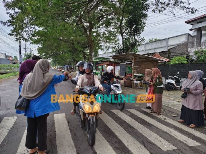 BEM UPD Nganjuk Bersama UKM dan Ormawa Bagikan 750 Takjil di Sekitar Kampus