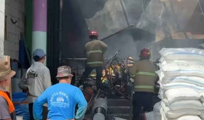 Si Jago Merah Lalap Toko Bangunan di Kediri, Pemilik Rugi Belasan Miliar Si Jago Merah Lalap Toko Bangunan di Kediri, Pemilik Rugi Belasan Miliar