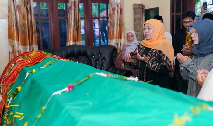 Takziah ke Rumah Duka Ibunda Mahfud MD, Khofifah: Insya Allah Husnul Khotimah