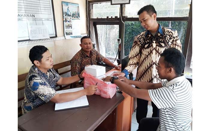 Polsek Nongkojajar Pasuruan Layani Masyarakat Pakai Baju Batik