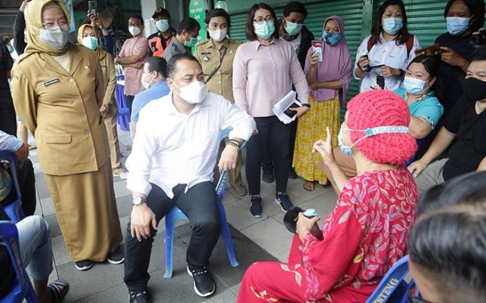 Wali Kota Surabaya Pantau Vaksinasi 513 Pedagang Pasar Genteng Baru