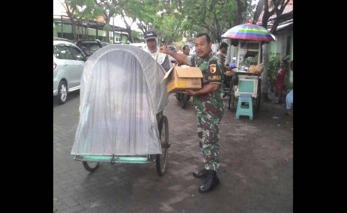 Koramil Krembangan Bagikan Paket Nasi pada Tukang Becak, Rombeng dan Pengemis 