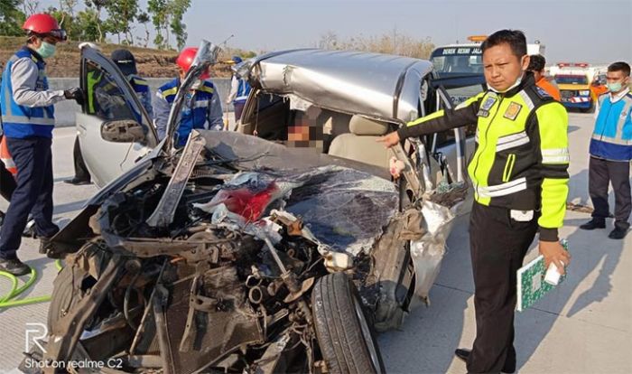 Avanza Tabrak Truk Parkir di Tol Ngawi, 1 Orang Tewas