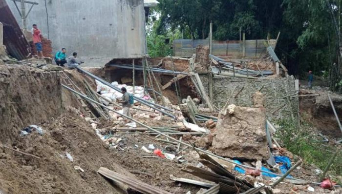 Dua Rumah Warga Bangilan Terseret Longsor Dampak Banjir Kali Kening