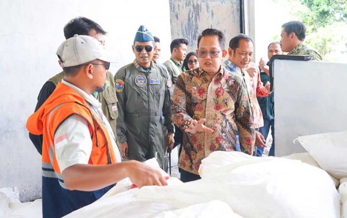 Tinjau Posko OMC, Pj Gubernur Adhy: Upaya Kurangi Dampak Cuaca Ekstrem di Daerah Rawan Banjir