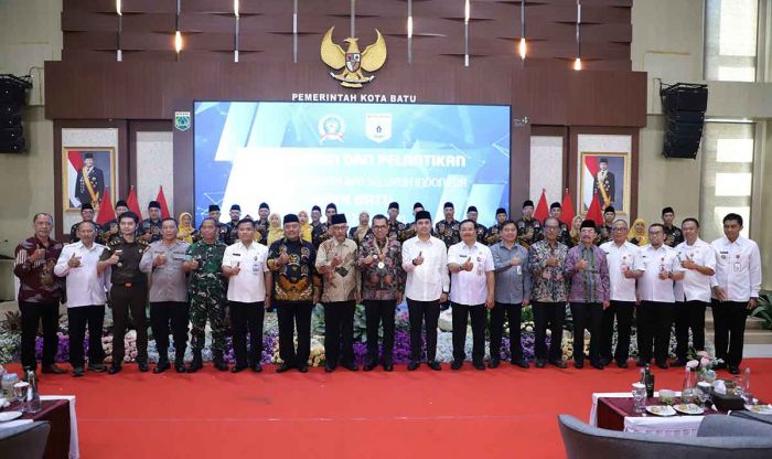 Kukuhkan Anggota PABPDSI, Wali Kota Batu Tegaskan Demokrasi Desa sebagai Pilar Pembangunan Kukuhkan Anggota PABPDSI, Wali Kota Batu Tegaskan Demokrasi Desa sebagai Pilar Pembangunan