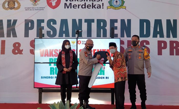 Bersinergi dengan TNI-Polri dan Staf Khusus Presiden, Polresta Banyuwangi Gelar Vaksinasi di Ponpes