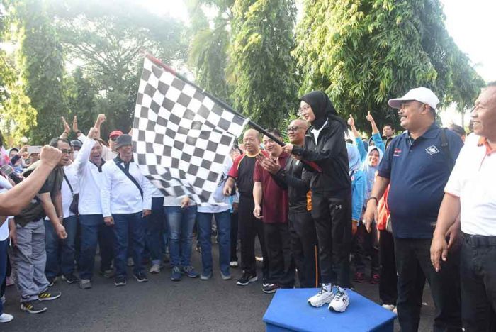 Jalan Sehat Bersama Warga Kediri Raya, Vinanda Ingatkan Pelajar Agar Rutin Olahraga Jalan Sehat Bersama Warga Kediri Raya, Vinanda Ingatkan Pelajar Agar Rutin Olahraga