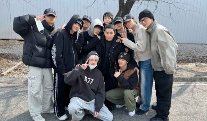 Anggota THE BOYZ Mengantarkan Sangyeon untuk Menjalani Wajib Militer