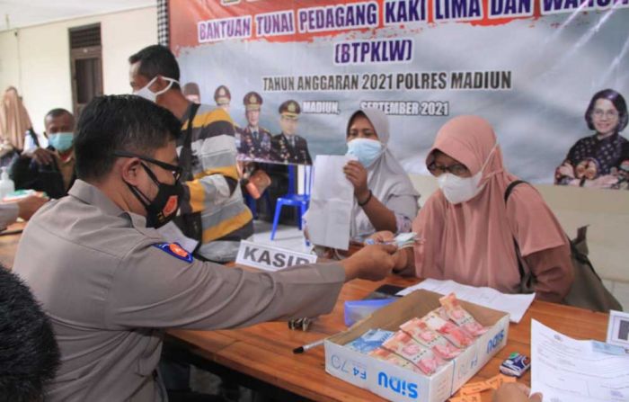 ​Polres Madiun Beri Bantuan Tunai untuk 3.000 Pedagang Kaki Lima dan Warung