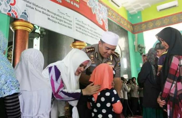Bhayangkari Polrestabes Surabaya Adakan Silaturahim dan Berikan Santunan kepada Anak Yatim Bhayangkari Polrestabes Surabaya Adakan Silaturahim dan Berikan Santunan kepada Anak Yatim