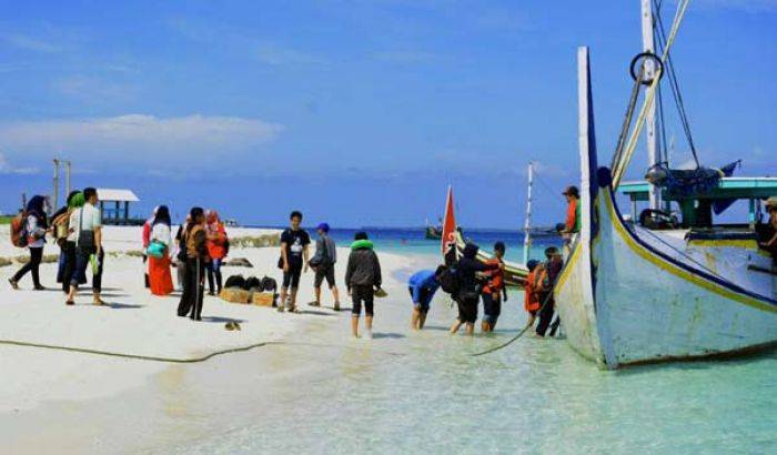 Komunitas Share It Gelar Bakti Sosial di Gili Labak Sumenep