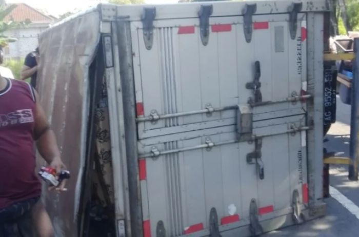 Truk Muatan Diduga Rokok Ilegal Terguling di Sampang, Sopir dan Kernet Kabur