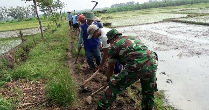 Kerja Bakti Pelebaran Jalan di Dagangan Madiun Dibantu Babinsa