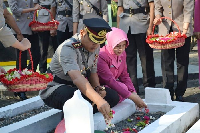 Kenang Jasa Pejuang, Polres Pasuruan Ziarah ke Makam Pahlawan