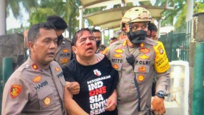 Ade Armando Dihajar Massa di DPR, Wajahnya Berlumuran Darah 