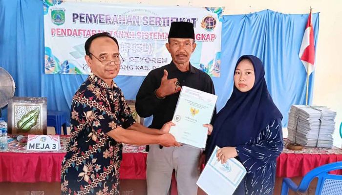 Kantah Kabupaten Pasuruan Serahkan 250 Sertifikat Tanah ke Warga Pekoren