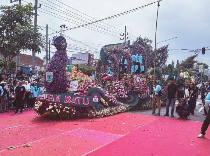 Meriahnya Batu Art Flower Carnival, Walkot Nurochman: Berkontribusi Pada Ekonomi Lokal Meriahnya Batu Art Flower Carnival, Walkot Nurochman: Berkontribusi Pada Ekonomi Lokal