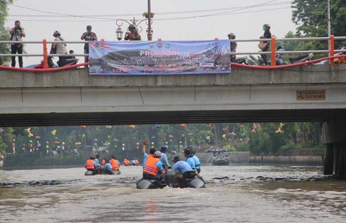 Sambut Hari Armada RI Tahun 2017, Prajurit Koarmatim Bersihkan Kali Mas