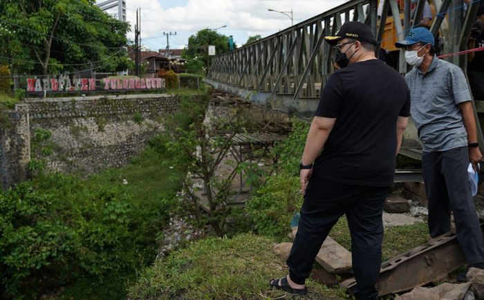 Bupati Kediri Cek Pembangunan Jembatan Ngadi, Warga Tulungagung: Mangke Mlampah-Mlampah Saget Sekeco